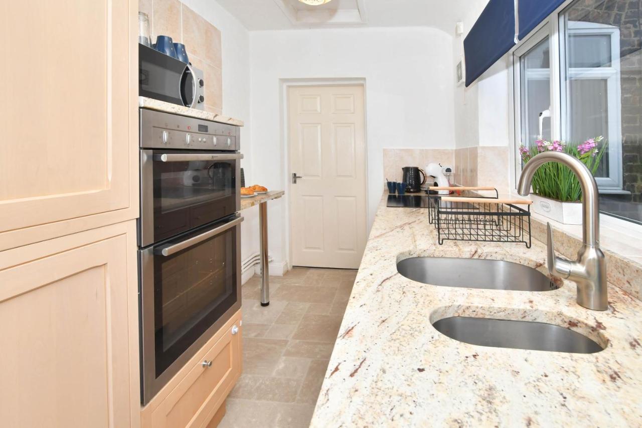 The Yellow Door By Avenew Management Serviced Accommodation Stoke-on-Trent Екстер'єр фото
