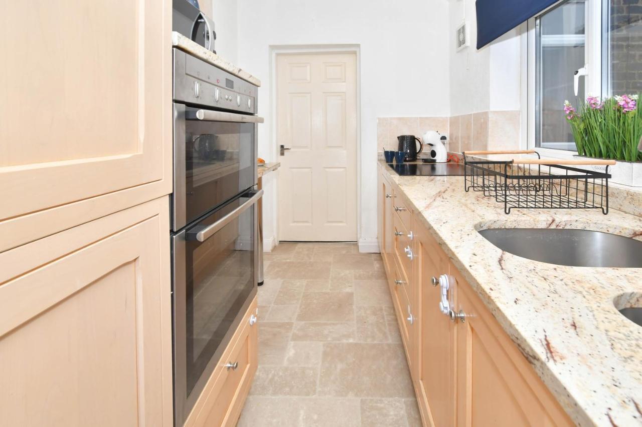 The Yellow Door By Avenew Management Serviced Accommodation Stoke-on-Trent Екстер'єр фото