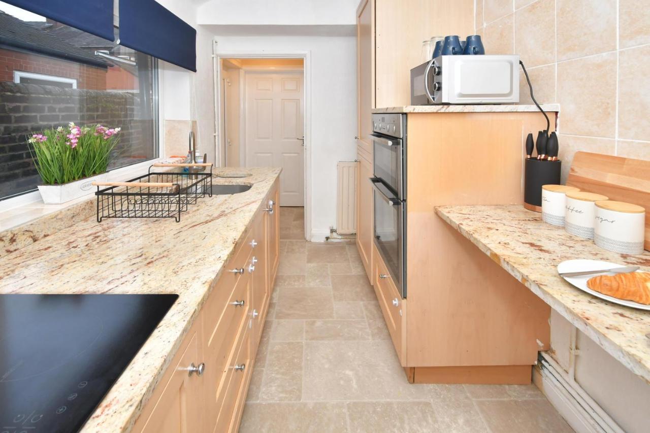 The Yellow Door By Avenew Management Serviced Accommodation Stoke-on-Trent Екстер'єр фото