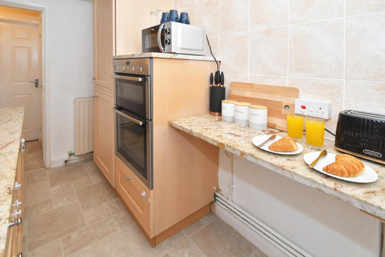 The Yellow Door By Avenew Management Serviced Accommodation Stoke-on-Trent Екстер'єр фото